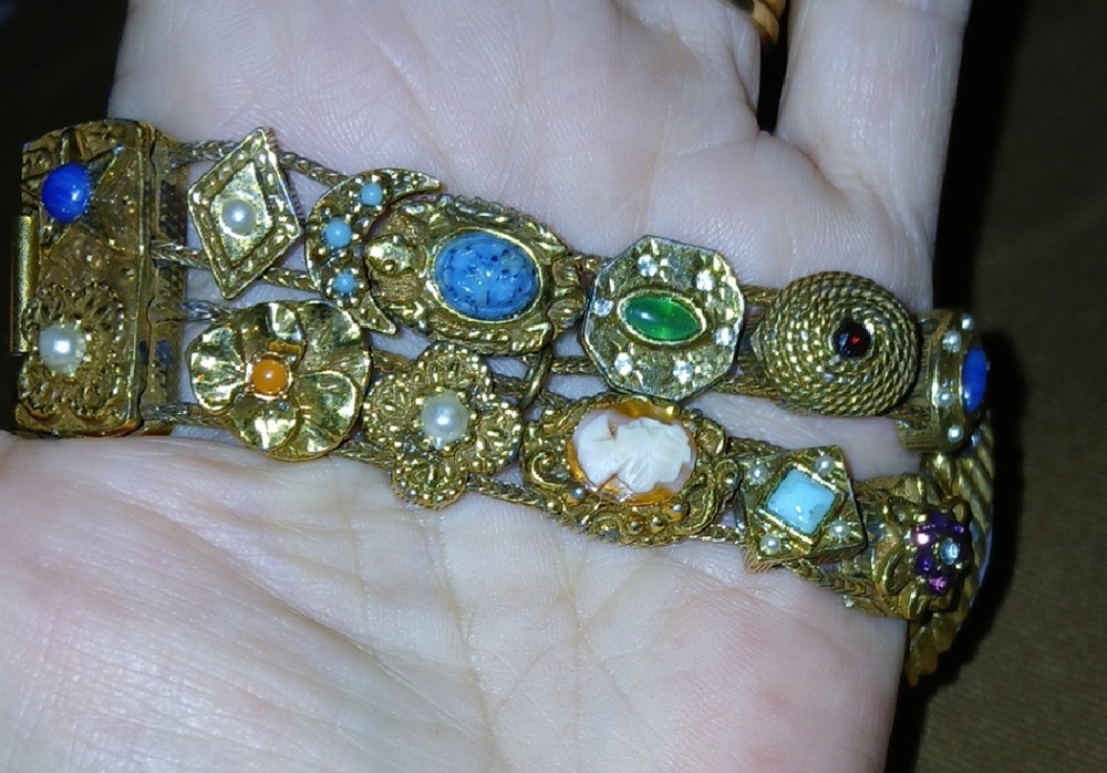 Vintage Gold Cameo Bracelet - Picture 3 of 7